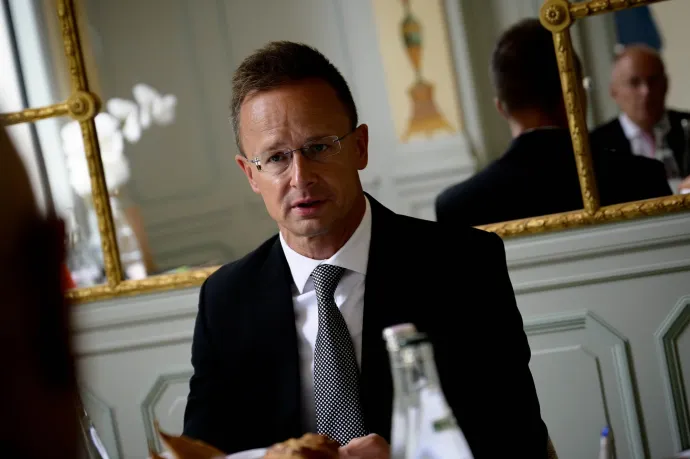 Megkérdeztük, miért egy kiugrott papot nevezett ki Szijjártó Londonba, tömör választ kaptunk