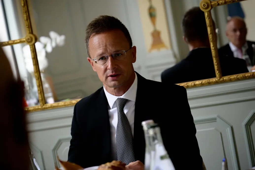 Megkérdeztük, miért egy kiugrott papot nevezett ki Szijjártó Londonba, tömör választ kaptunk – Forrás: Telex.hu