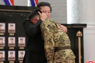 Kim Dzsongun: Fáj a szívem az Ukrajnában hősként elesett katonáinkért