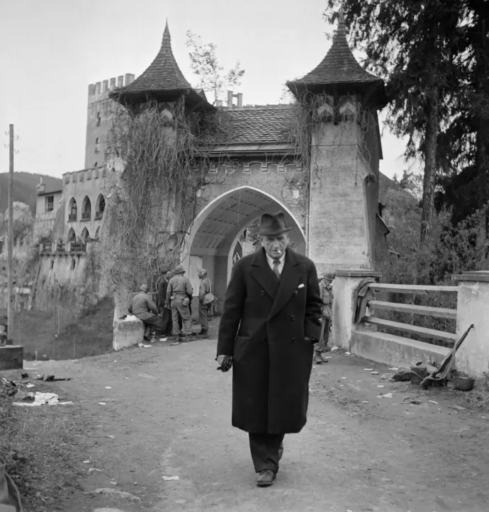 Edouard Daladier miniszterelnök elhagyja a kastélyt 1945. május 5-én, miután az amerikai hadsereg felszabadította Ittert – Fotó: Eric Schwab / AFP
