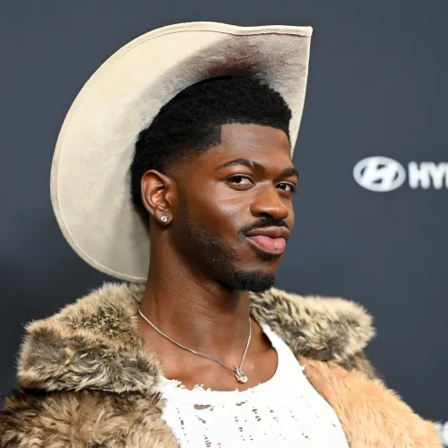 A rendőrök vitték el Lil Nas X-et, miután alsónadrágban és cowboycsizmában próbálta táncra bírni a járókelőket