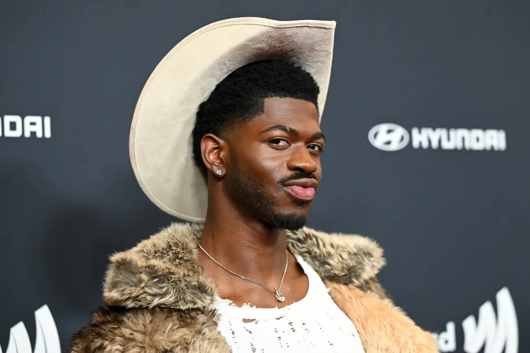 A rendőrök vitték el Lil Nas X-et, miután alsónadrágban és cowboycsizmában próbálta táncra bírni a járókelőket