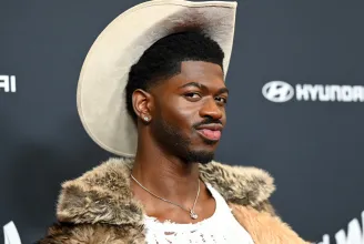 A rendőrök vitték el Lil Nas X-et, miután alsónadrágban és cowboycsizmában próbálta táncra bírni a járókelőket