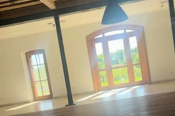 Hadházy a hatvanpusztai kastély egyik 193 négyzetméteres étkezőjéről kapott fotót