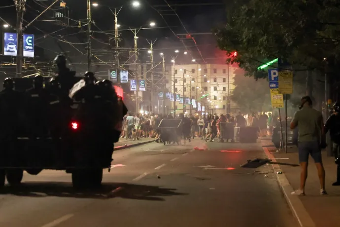 Súlyosbodik a helyzet Szerbiában, már nemi erőszakkal és fejbelövéssel is fenyegetik a tüntetőket a rendőrök
