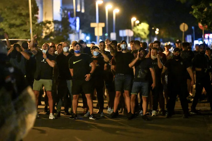 Tüntetők szétverik az SNS egyik irodáját Valjevóban, a fekete ruhás, maszkos különítmény viszont feltehetőleg a kormánypárt fizetett emberei és Belgrádban próbálják elrettenteni a tiltakozókat – Fotó: Zorana Jevtic