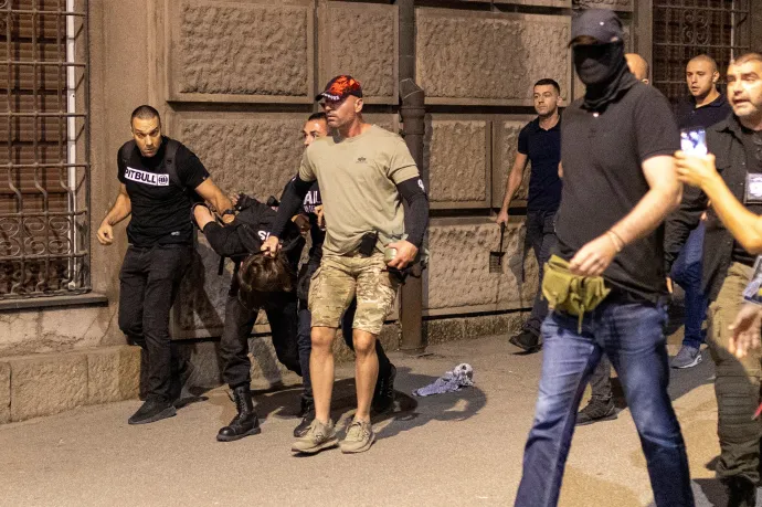 Civil ruhás rendőrök rángatnak el egy fiatal tüntetőt az egyik augusztus 14-i belgrádi tiltakozástól – Fotó: Djordje Kojadinovic / Reuters