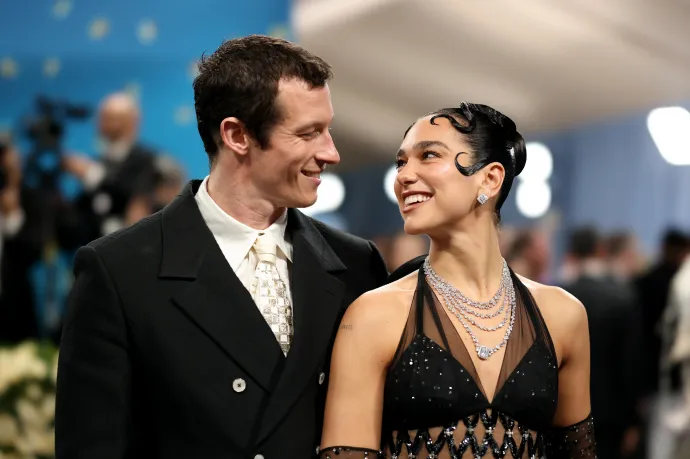 Callum Turner és Dua Lipa a 2025-ös Met Gálán – Fotó: John Shearer/ Wirelmage/ Getty Images