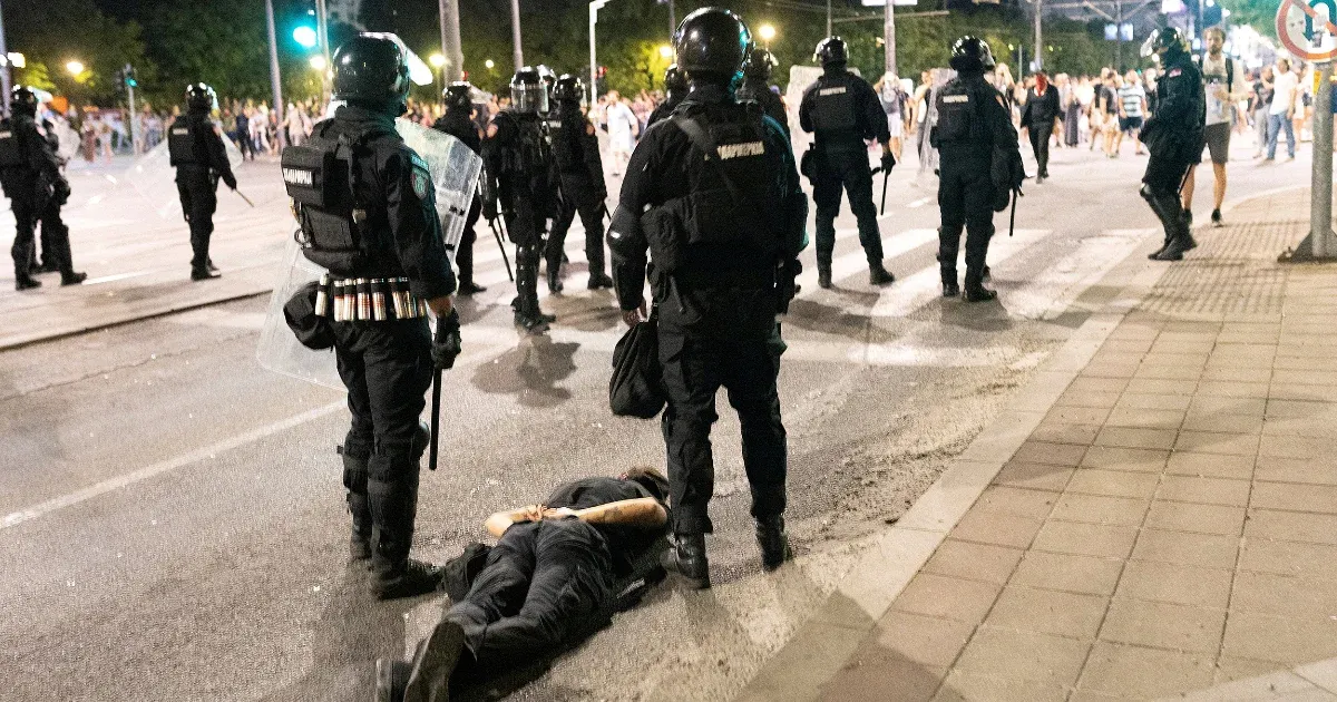 „Brutális rendőri túlkapások Szerbiában: diákok és tüntetők bántalmazása a kormány politikája alatt”