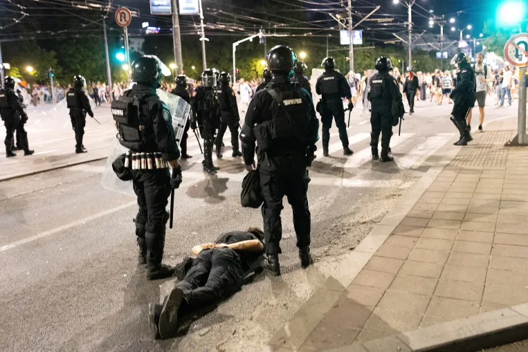 Súlyosbodik a helyzet Szerbiában, már nemi erőszakkal és fejbelövéssel is fenyegetik a tüntetőket a rendőrök