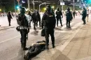 Súlyosbodik a helyzet Szerbiában, már nemi erőszakkal és fejbelövéssel is fenyegetik a tüntetőket a rendőrök