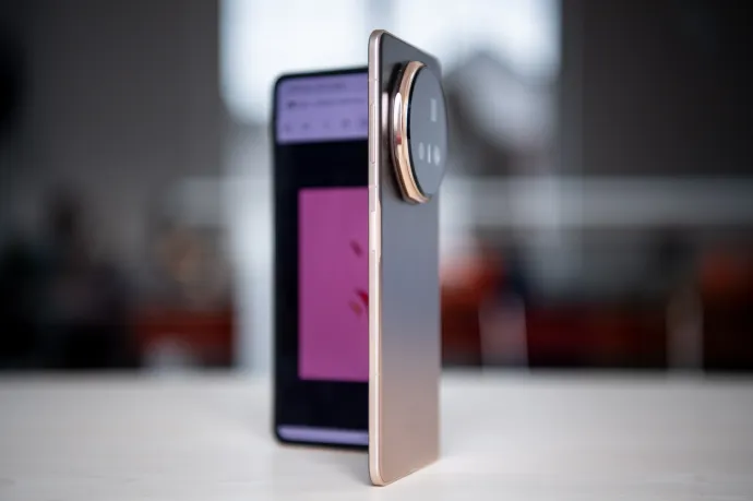 Ahhoz képest, hogy marketingesek tervezték, tök jó lett ez a telefon