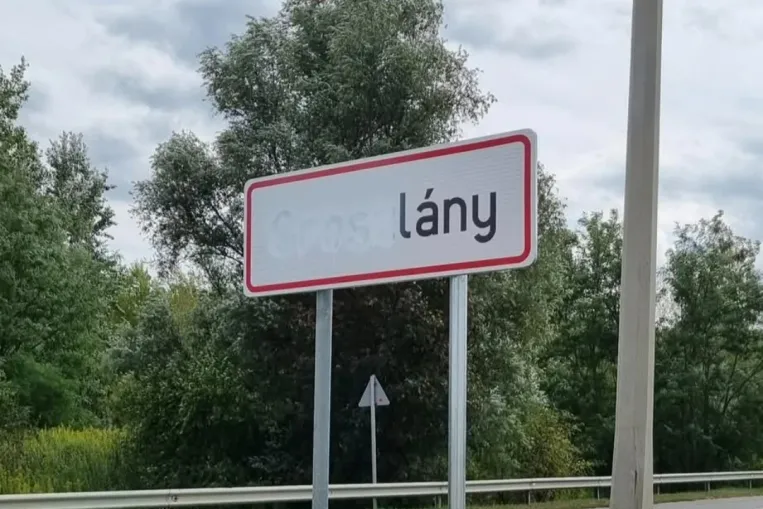 Több oroszlányi tábláról is lefestették az orosz szót, utalva Sulyok Tamás utólag megváltoztatott posztjára