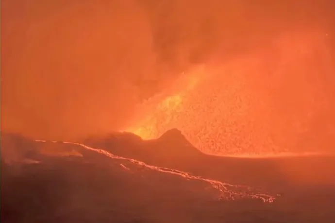 Videón Hawaii egyik legnagyobb vulkánjának kitörése