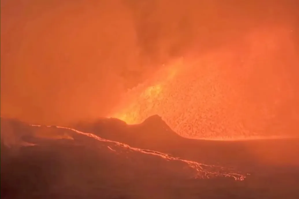 Videón Hawaii egyik legnagyobb vulkánjának kitörése