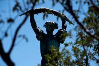 Lezuhant egy ember a Gellért-szobornál, a tűzoltóknak kellett megmenteniük