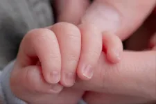 Egyórás csecsemőt választottak el Dániában inuit anyjától, aki nem ment át a szülőségi teszten