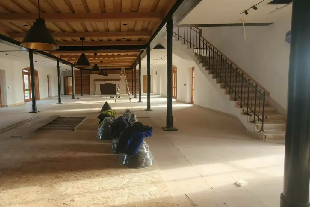 Újabb képet posztolt Hadházy Ákos a hatvanpusztai kastély ebédlőjéről, ezen már a hatalmas kandalló is jól látszik