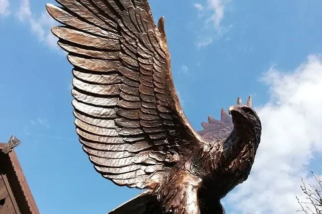 A szobrász szerint nem fizette ki a megrendelt kétmilliós turulszobrot egy Bács-Kiskun vármegyei falu polgármestere