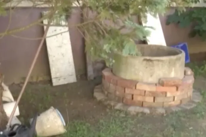 Áramütés ért egy férfit kúttisztítás közben, a mentők élesztették újra