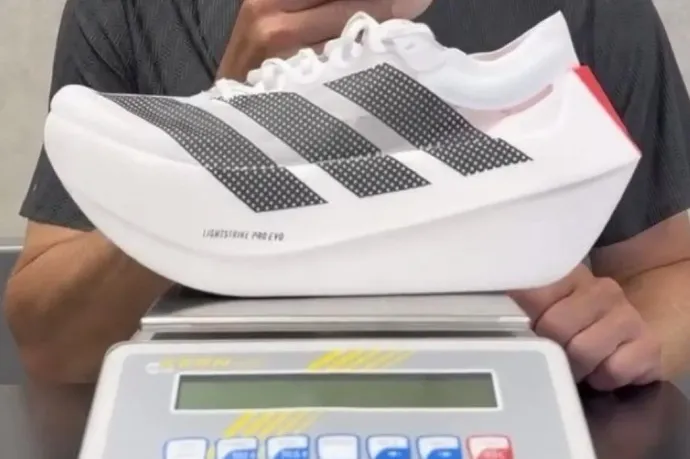 Az Adidas egy nagyon bizarr futócipővel állt elő