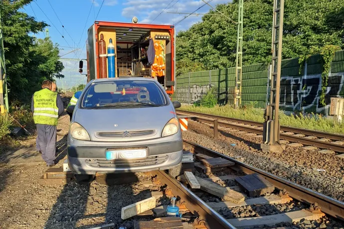 Az éjszaka valaki felhajtott Nagytéténynél a sínekre, majd ott is hagyta az autóját