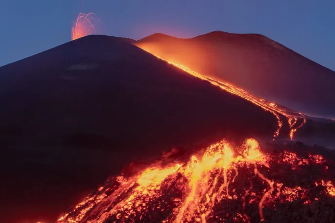 Egyszerre három vulkánból robban ki látványos tűzijátékkal a láva