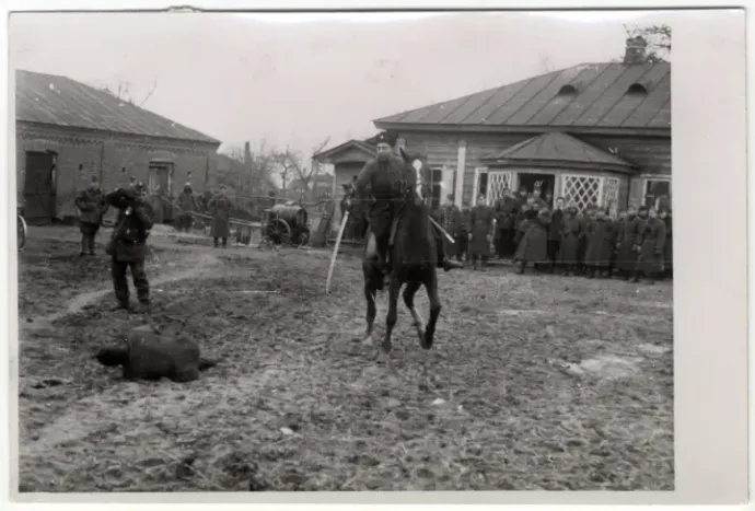 A photo taken by Zsolt Bedő, commander of the heavy weapons squadron of the 32/II battalion, which the officers of the unit later distributed as a souvenir. The original caption reads: A white Cossack officer executes a partisan. The photographs of the beheading, of which there were a total nine taken, most likely show Ukrainian "hetman" Konstantin Dobrovolsky. The group of Hungarian officers watching and photographing the event in the background are also worth noting. – Source: Állambiztonsági Szolgálatok Történeti Levéltára