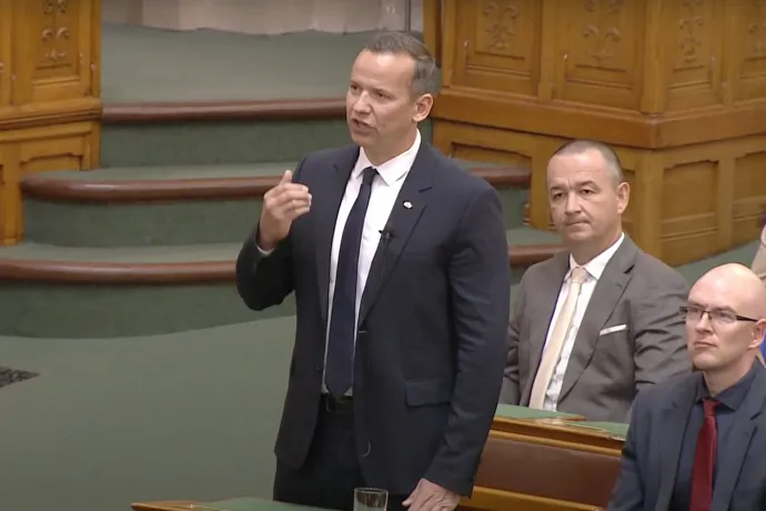 Ellenzéki képviselők a parlamentben: Haza kellett volna repülnie Orbán Viktornak azzal a magángéppel