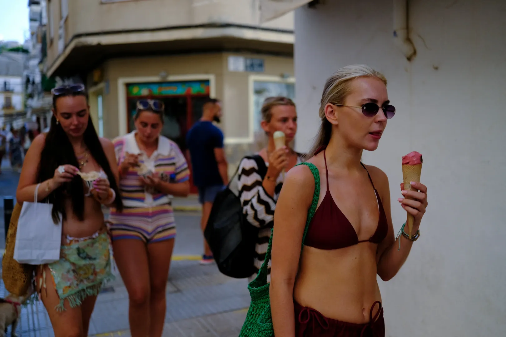 Fagyizó turisták Ibiza utcáin. Őket kevéssé érinti a lakhatási válság – Fotó: Nacho Doce / Reuters