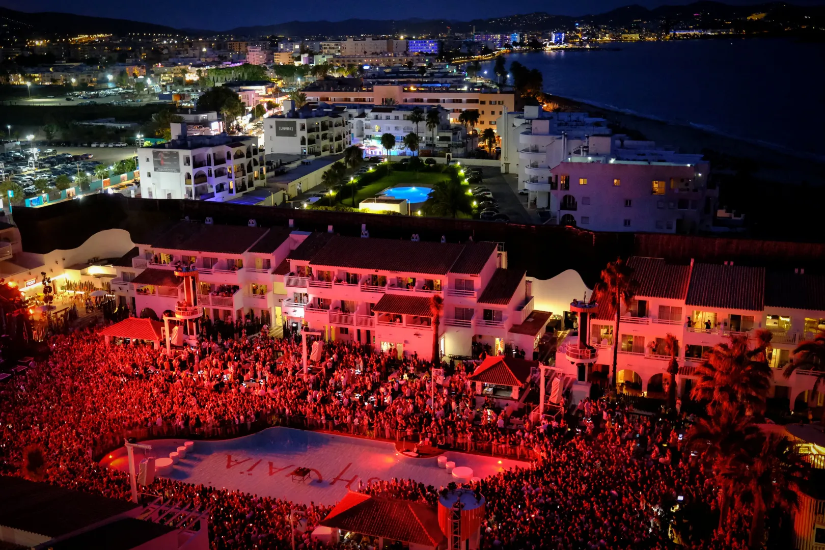 Óriási ibizai buli dróntávlatból a Playa d'en Bossa strandnál – Fotó: Nacho Doce / Reuters
