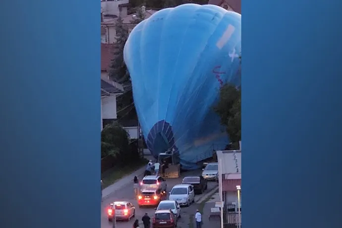 Videón, ahogy kényszerleszállást hajt végre egy hőlégballon egy debreceni utcán