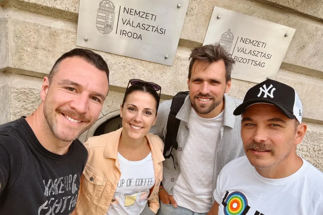 Népszavazási kezdeményezést adott be Lengyel Tamásék színházi társulata, betiltanák a politikai plakátokat – Forrás: Telex.hu