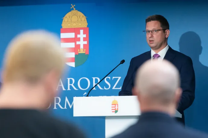 Gulyás szerint Orbán szabadsága alatt a munkatársai kifizették a magánrepülőt, hogy a főnökükkel dolgozhassanak