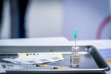 Vizsgálat indult egy orvos ellen, aki szerint egy férfi beteg lett, miután beoltott barátnőjével szexelt