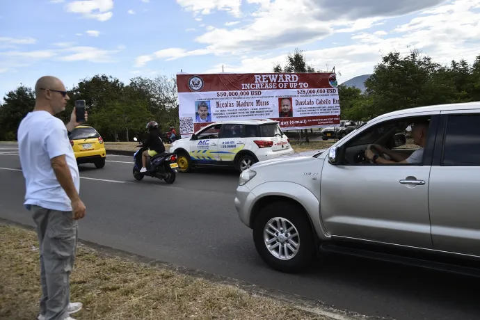 Óriásplakát a kolumbiai Villa del Rosario városában 2025. augusztus 23-án a Nicolás Maduro venezuelai elnök és Diosdado Cabello venezuelai belügyminiszter fejére kitűzött nyomravezetői díjjal – Fotó: Schneyder Mendoza / AFP