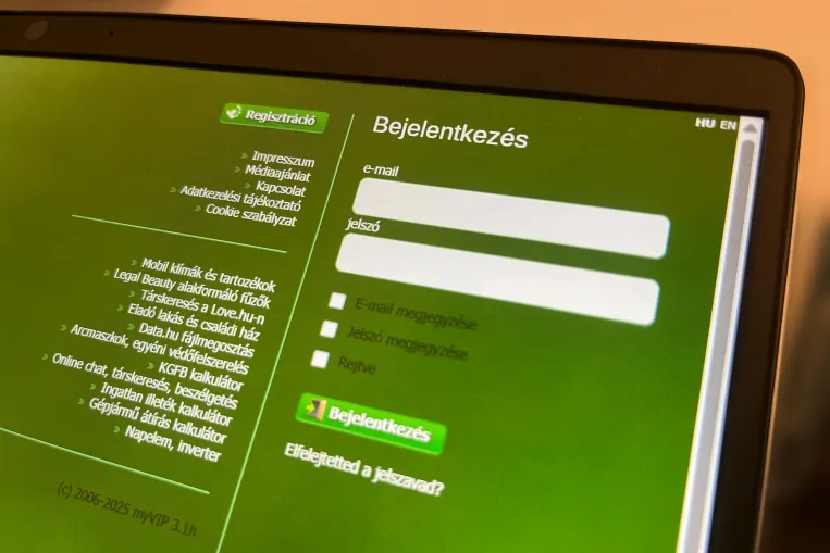 A myVIP-en ma is bárki megnézheti a tinikori fotóinkat. De vajon miért?