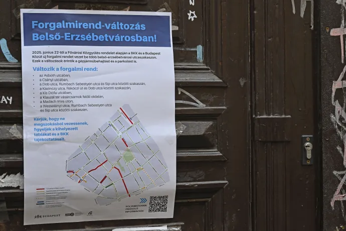 Tájékoztató plakát Erzsébetvárosban, egy Dob utcai ház kapuján, 2025. június 22-én – Fotó: Lakatos Péter / MTI
