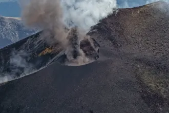 Újra megjelent a magas hamuoszlop, ismét kitört az Etna
