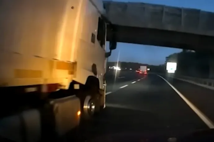 Lendületből az autósra rántotta a kormányt egy teherautós, mikor megpróbáltak besorolni elé