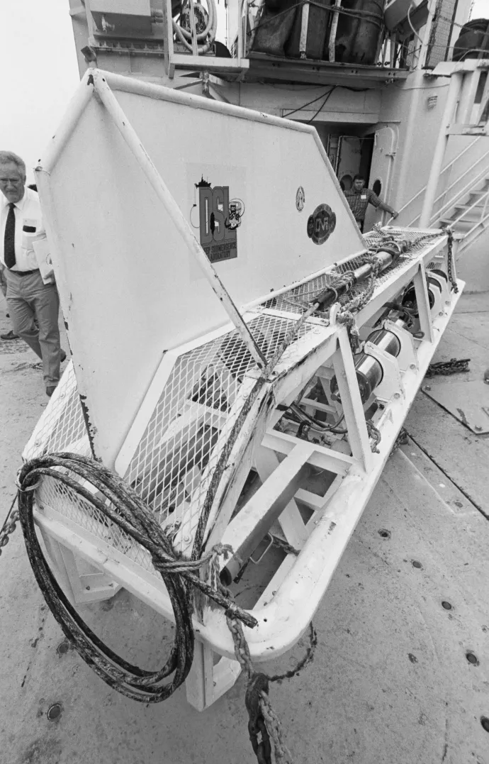 A kutatók hajója, a Knorr és az Argo a Titanic roncsának megtalálása után, 1985. szeptember 9-én – Fotó: Bettmann / Getty Images