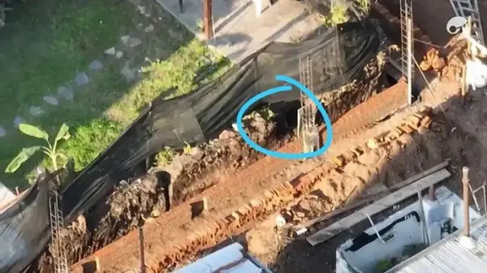 A két telek közötti kerítés, ahol a holttestet megtalálták – Fotó: Argentin Ügyészség
