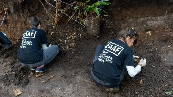 Az Argentin Igazságügyi Antropológiai Csoport munkatársai a helyszínen – Fotó: EAAF