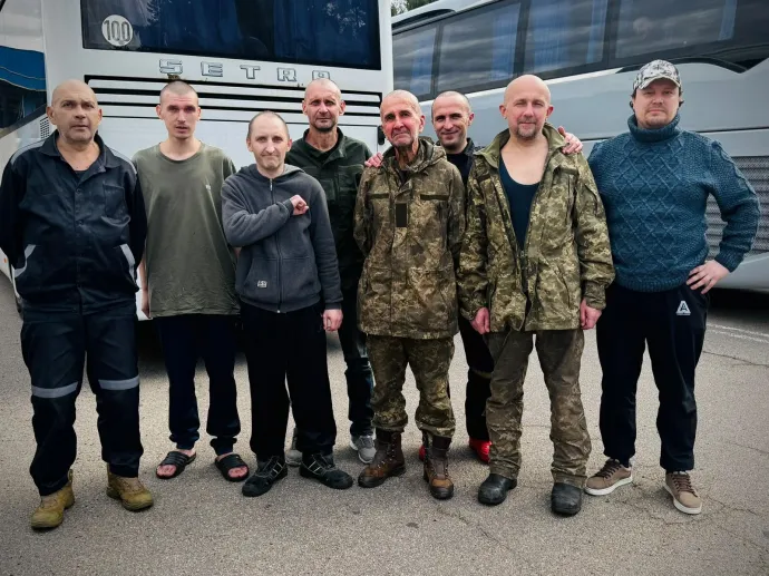 Volodimir Mikolajenko (középen) más frissen szabadult ukrán hadifoglyokkal – Fotó: Ukrán Elnöki Hivatal