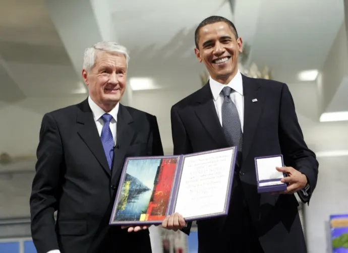 A Nobel-békedíjas Barack Obama amerikai elnök pózol az oklevelével és az érmével a norvég Nobel-bizottság elnökével az átadási ünnepségen az oslói városházán 2009. december 10-én – Fotó: Scanpix / AFP