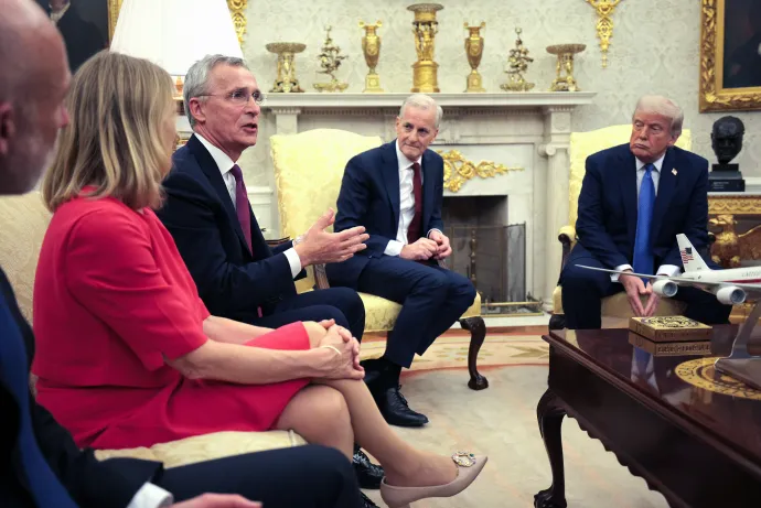 Jens Stoltenberg norvég pénzügyminiszter, volt NATO-főtitkár Jonas Gahr Støre norvég miniszterelnökkel és Donald Trump amerikai elnökkel folytatott megbeszélésen az Ovális Irodában a Fehér Házban 2025. április 24-én – Fotó: Chip Somodevilla / Getty Images