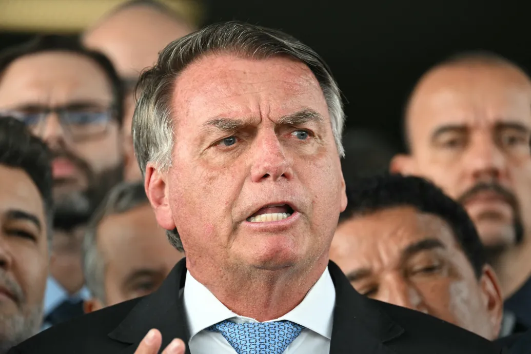24 órás rendőri megfigyelés alatt tartják Jair Bolsonaro volt brazil elnököt – Forrás: Telex.hu