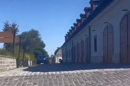 Posztolta Hadházy Ákos a hatvanpusztai birtokon készült videóját, amin parkosított kert, medencék és az óriási étkező is látszik