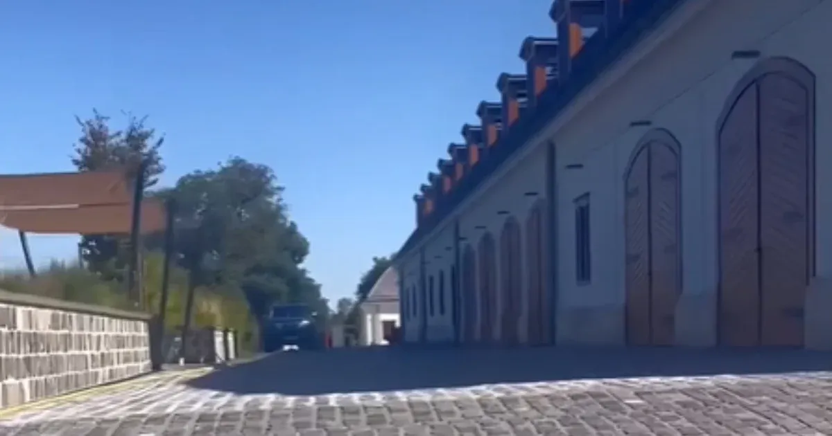 Posztolta Hadházy Ákos a hatvanpusztai birtokon készült videóját, amin parkosított kert, medencék és az óriási étkező is látszik