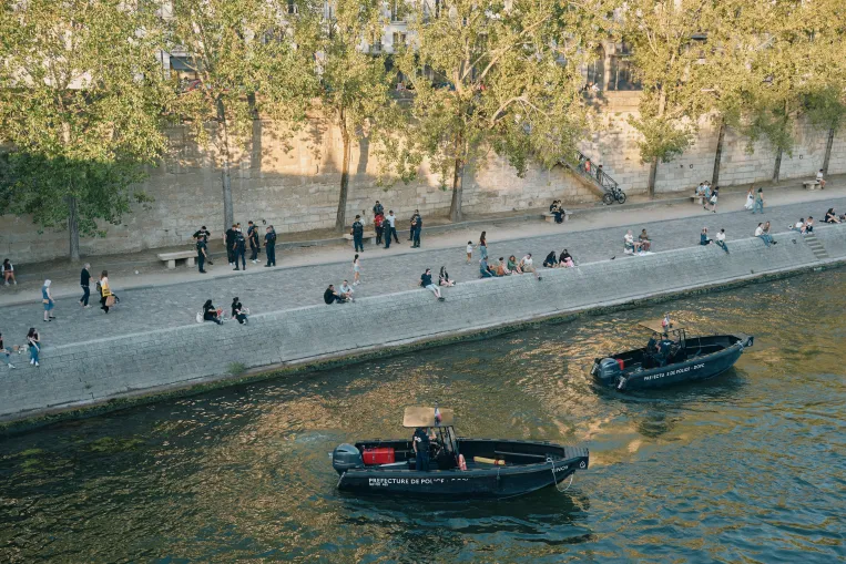 A vonat ablakából észrevett valamit a víz tetején. Végül négy holttestet emeltek ki a Szajnából